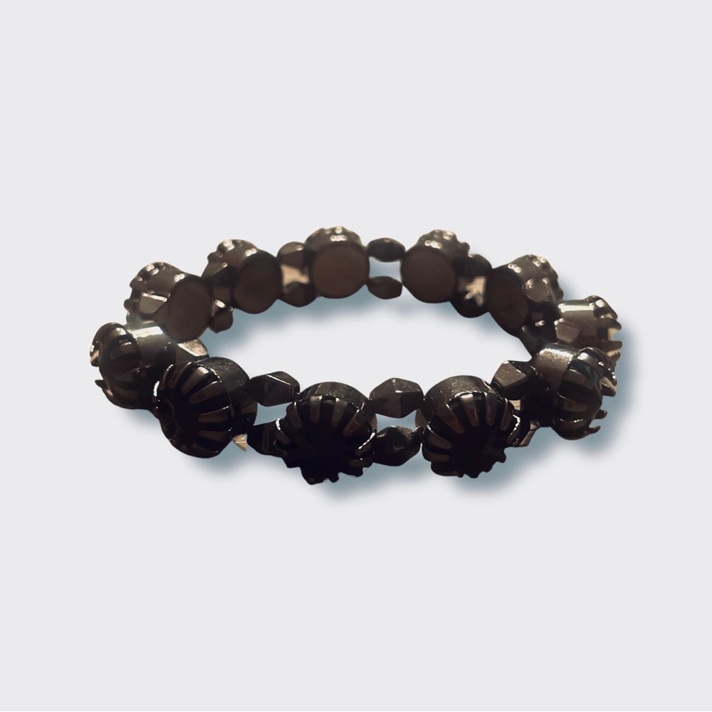 Black bracelet Super cute! NWOT! 🌺🔥 This bracelet is extremely easy to put on - Picture 1 of 2